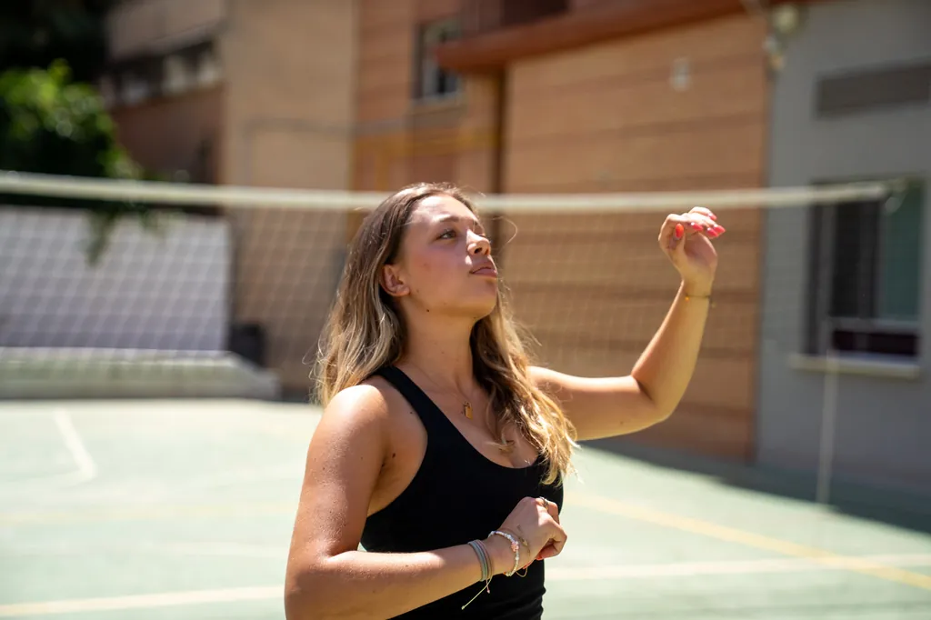 Residente jugando al voleibol en la pista deportiva de la residencia