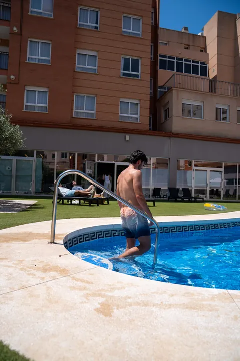 Estudiantes internacionales conviviendo en el patio de la residencia