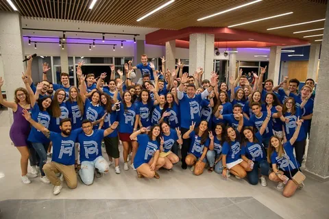 Gran grupo de residentes con la camiseta azul de la RUT en el hall