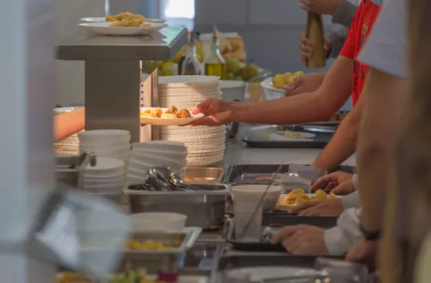 Comedor de la residencia con mesas preparadas